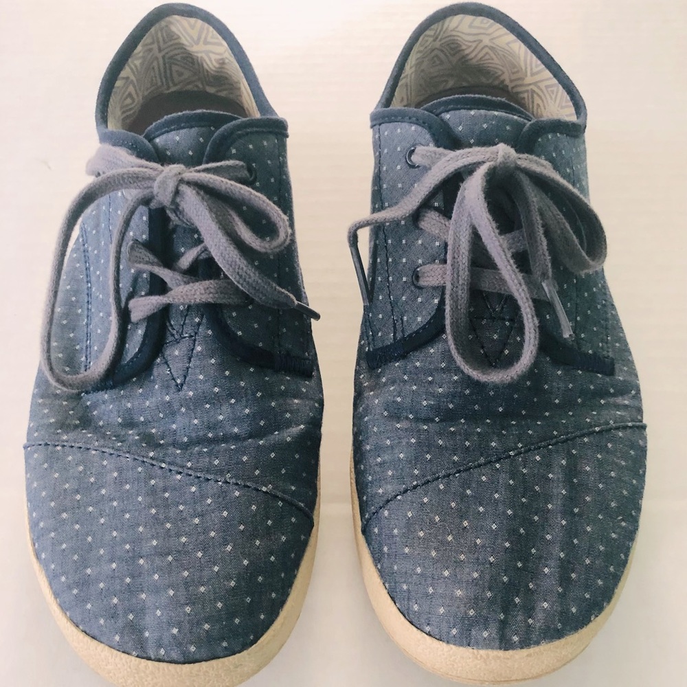 TOMS Blue With White Polka Dots Lace Up Tennis Shoes Size 9